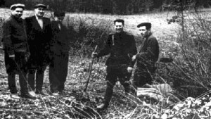 Чекісти управління КДБ Івано-Франківської області з мешканцями села Верхня Липиця Рогатинського району (центр сільської ради, до якого належав і Цюцьків) після віднайдення бункера групи "Петра". 1960 р. Фото з архіву Центру досліджень визвольного руху. Фото: Історична правда