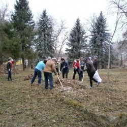 У Чорткові на Тернопільщині жителі міста відновлюють парк