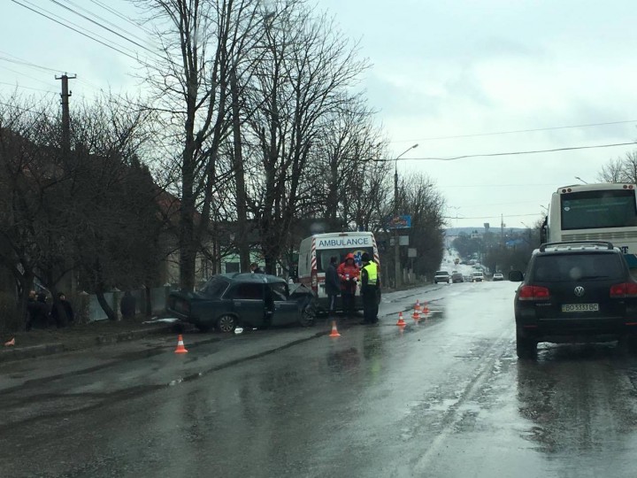 В Тернополі аварія. Чоловік в'їхав у дерево. ФОТО