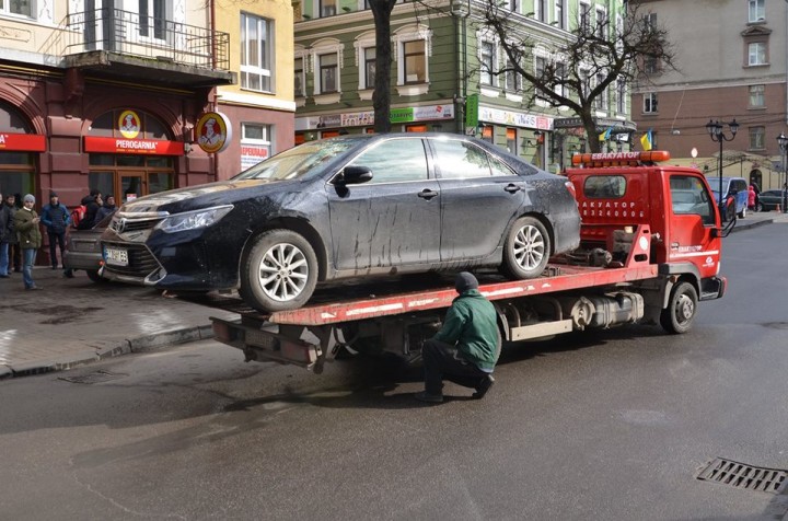 Поліцейські евакуювали авто в центрі Тернополя