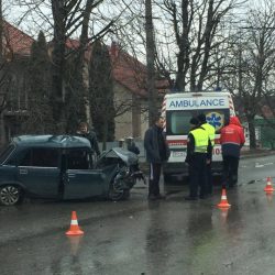 В Тернополі аварія. Чоловік в'їхав у дерево. ФОТО