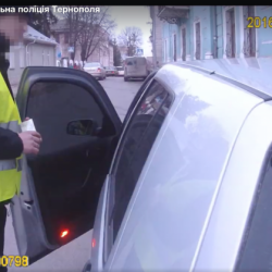 Хабар поліцейським у Тернополі. Відео