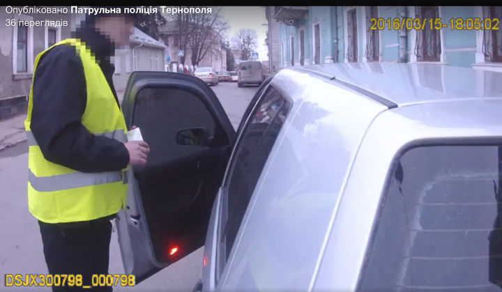 Хабар поліцейським у Тернополі. Відео