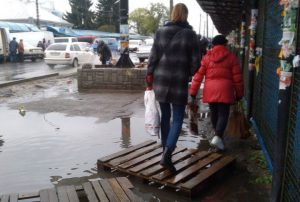 Щоб потрапити на ринок місцевим мешканцям необхідно подолати невеличкі барикади у вигляді ям та великих калюж