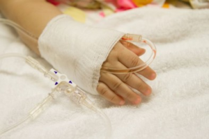 big-un-copil-de-un-an-a-fost-internat-la-spital-dupa-ce-a-baut-motorina-2_143789358791