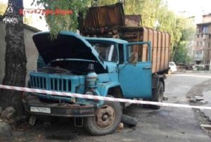 956034-tragediya-na-ternopilschini-vantazhivka-zil-rozchavila-vodiya
