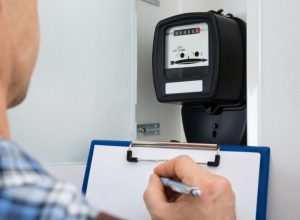Technicien-GRD-Releve-index-compteur-electrique-comparateur-energie-1024x683