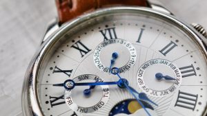 close-up-photography-of-wristwatch-1034063
