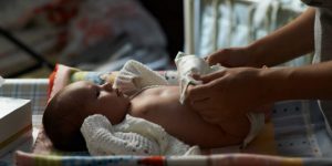 mum-night-nappy-newborn-pqghb2l-min-750x375 (1)