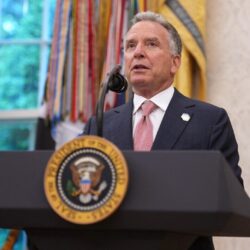 Прапори США та Росії на фоні карти України