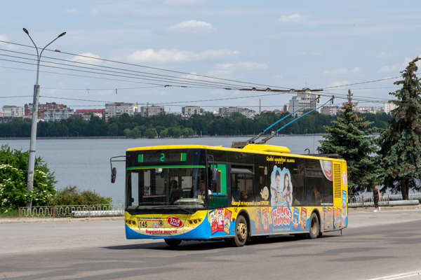 Alternative text: Kyiv trolleybus on city street