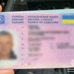Фото: чоловік за кермом автомобіля, документи