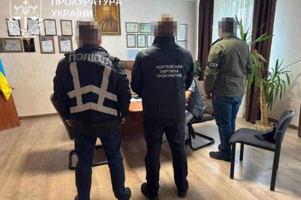 Зображення символізує діяльність прокуратури України.
