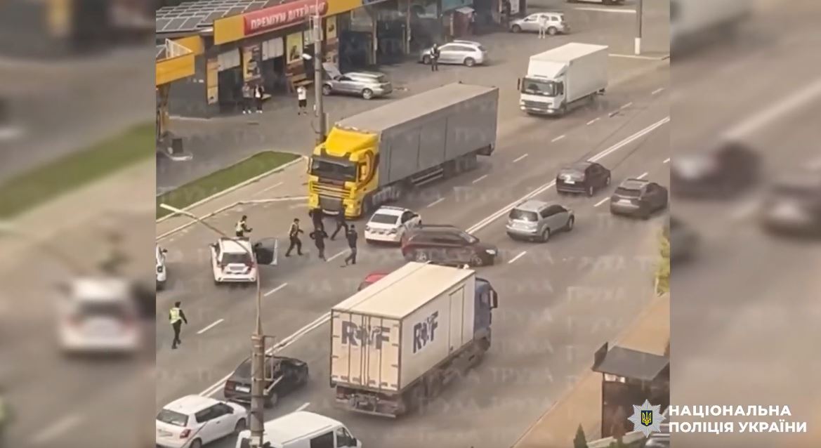 Поліція затримала водія за ДТП і травмування інспектора