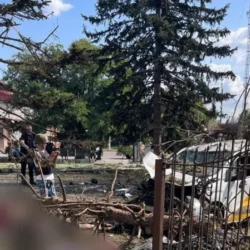 Зображення чоловіка на фото у діловому одязі.
