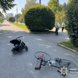 Cyclist hits elderly woman and child in Ternopil park