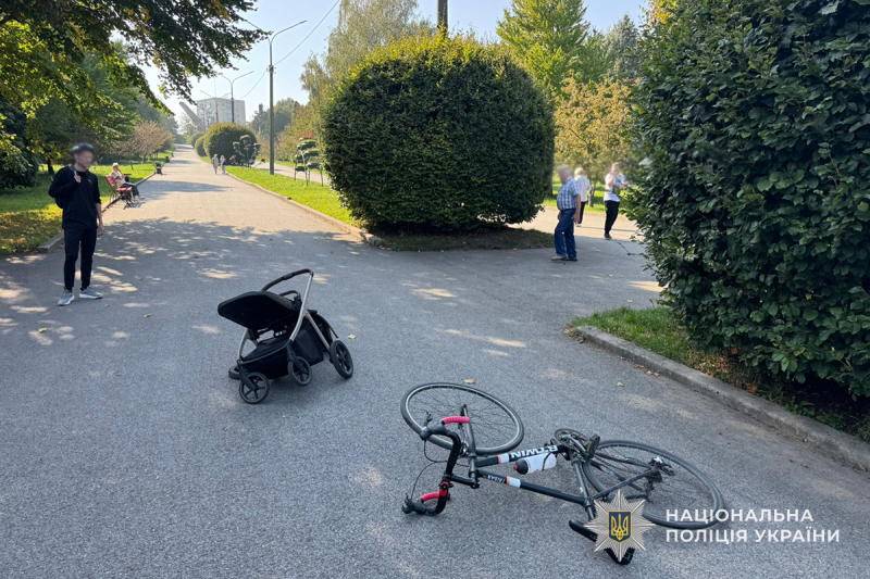 Cyclist hits elderly woman and child in Ternopil park