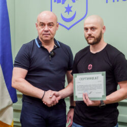 Мер вручив сертифікат на квартиру звільненому з полону військовому
