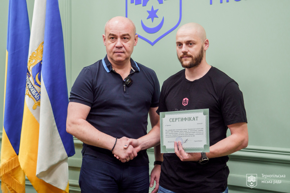 Мер вручив сертифікат на квартиру звільненому з полону військовому
