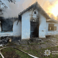 Альтернативний текст для зображення: Поліція розслідує смертельну пожежу в будинку
